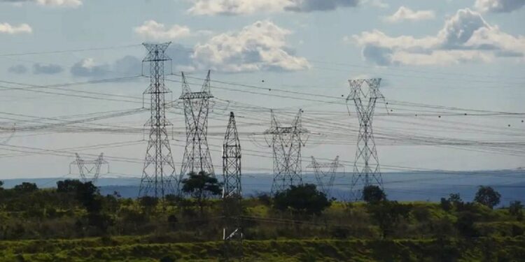 Energia elétrica residencial recua 14,21% e exerce o impacto negativo (-0,55 p.p.) mais intenso sobre a inflação de janeiro - Foto: Agência Brasil / Arquivo Energia elétrica residencial recua 14,21% e exerce o impacto negativo (-0,55 p.p.) mais intenso sobre a inflação de janeiro - Foto: Agência Brasil / Arquivo