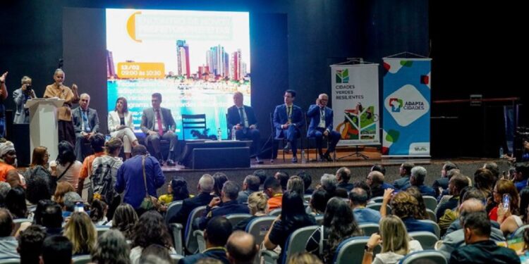 Lançamento do programa AdaptaCidades no Encontro de Novos Prefeitos e Prefeitas, em Brasília: investimento total para implementação da iniciativa chega a R$18 milhões provenientes do Fundo Verde para o Clima e outras fontes - Foto: Rogério Cassimiro/MMA Lançamento do programa AdaptaCidades no Encontro de Novos Prefeitos e Prefeitas, em Brasília: investimento total para implementação da iniciativa chega a R$18 milhões provenientes do Fundo Verde para o Clima e outras fontes - Foto: Rogério Cassimiro/MMA