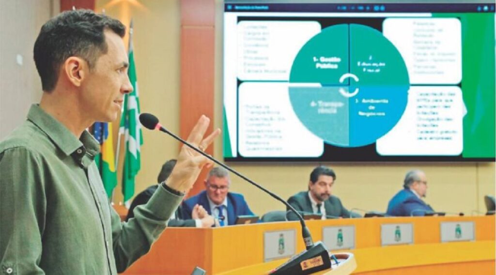 O voluntário Haralan Mucelini representou o Observatório na tribuna do Legislativo – foto: Christian Rizzi/Câmara de Foz/divulgação
