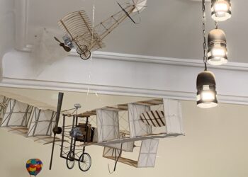 Réplicas das máquinas voadoras inventadas por Santos Dumont encantam os visitantes. (Foto Manu Somavila)