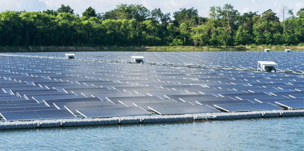 Imagem ilustrativa de usina solar flutuante. Foto: Envato.