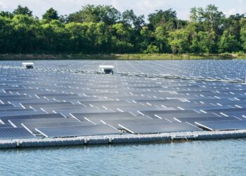 Imagem ilustrativa de usina solar flutuante. Foto: Envato.