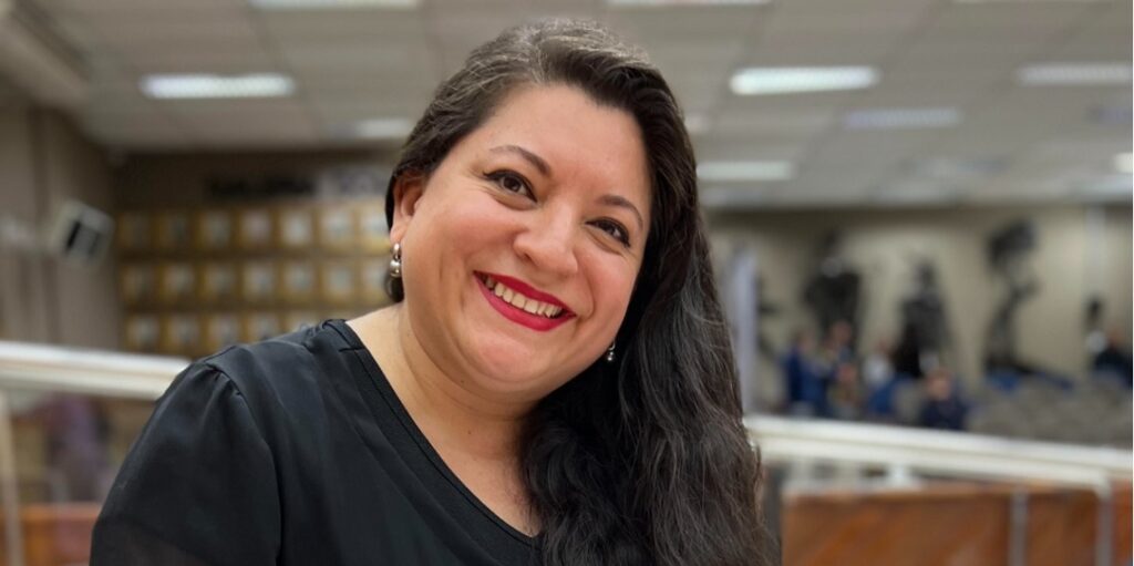 Viviane Jara Benitez (in memoriam), presidente do Sinprefi, assina Moção de Aplausos recebida pelo sindicato em 10 de outubro de 2023, na Câmara de Vereadores de Foz. (Foto Assessoria Sinprefi)