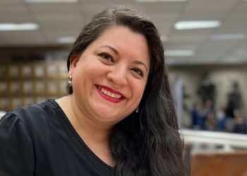 Viviane Jara Benitez (in memoriam), presidente do Sinprefi, assina Moção de Aplausos recebida pelo sindicato em 10 de outubro de 2023, na Câmara de Vereadores de Foz. (Foto Assessoria Sinprefi)