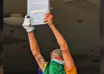 STF condena homem que furtou réplica da Constituição em 8 de janeiro. Imagem: Reprodução