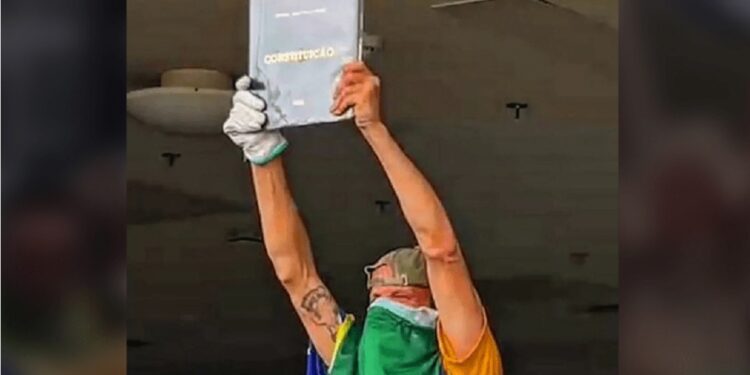STF condena homem que furtou réplica da Constituição em 8 de janeiro. Imagem: Reprodução STF condena homem que furtou réplica da Constituição em 8 de janeiro. Imagem: Reprodução