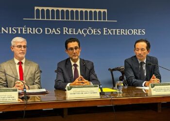 O embaixador Eduardo Saboia (C) explicou que há expectativa de avançar na discussão das relações entre Mercosul e Japão - Foto: Fabiola Testi/Secom-PR