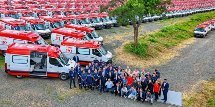 O presidente Lula e comitiva diante das ambulâncias entregues em Sorocaba, que chegarão a mais de 500 municípios. Foto: Ricardo Stuckert / PR O presidente Lula e comitiva diante das ambulâncias entregues em Sorocaba, que chegarão a mais de 500 municípios. Foto: Ricardo Stuckert / PR