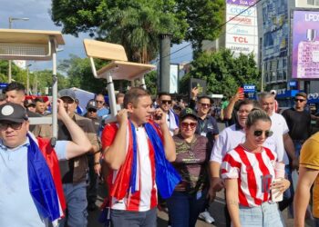 Enquanto marchava, Prieto não largou a cadeira, símbolo do mau uso do dinheiro público. Foto: Amilton Farias/Fronteira Livre.