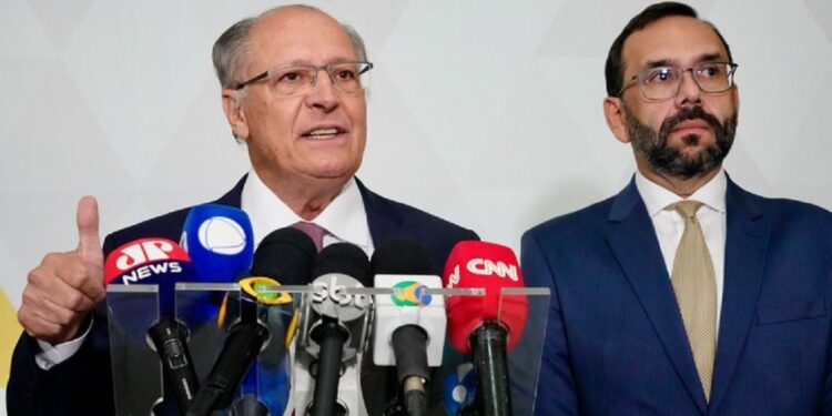 Geraldo Alckmin citou, durante o encontro, programas que disponibilizam crédito para fortalecer a indústria nacional, como a Letra de Crédito do Desenvolvimento, o Novo Padis, Brasil Semicom, Lei do Bem e a Lei da Informática - Foto: Cadu Gomes/VPR Geraldo Alckmin citou, durante o encontro, programas que disponibilizam crédito para fortalecer a indústria nacional, como a Letra de Crédito do Desenvolvimento, o Novo Padis, Brasil Semicom, Lei do Bem e a Lei da Informática - Foto: Cadu Gomes/VPR