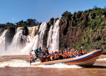REMAKE VALE TUDO - Atriz Taís Araújo diz que a novela começou com o pé direitos, gravando no cenário incrível do Macuco Safari.