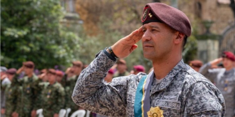 General Pedro Sánchez é condecorado por sua liderança na Operação Esperança. Foto César Carrión, Presidência da República. General Pedro Sánchez é condecorado por sua liderança na Operação Esperança. Foto César Carrión, Presidência da República.