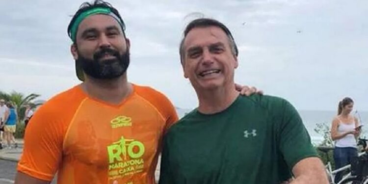Leo Índio e Jair Bolsonaro - Léo Índio alega ter fugido para a Argentina em vídeo enviado à rádio - Foto: Reprodução
Leo Índio e Jair Bolsonaro - Léo Índio alega ter fugido para a Argentina em vídeo enviado à rádio - Foto: Reprodução