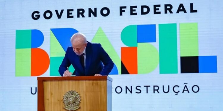 Presidente da República, Luiz Inácio Lula da Silva, assina decreto, durante solenidade Brasil dando a volta por cima.Ricardo Stuckert/Presidência da República Presidente da República, Luiz Inácio Lula da Silva, assina decreto, durante solenidade Brasil dando a volta por cima.Ricardo Stuckert/Presidência da República