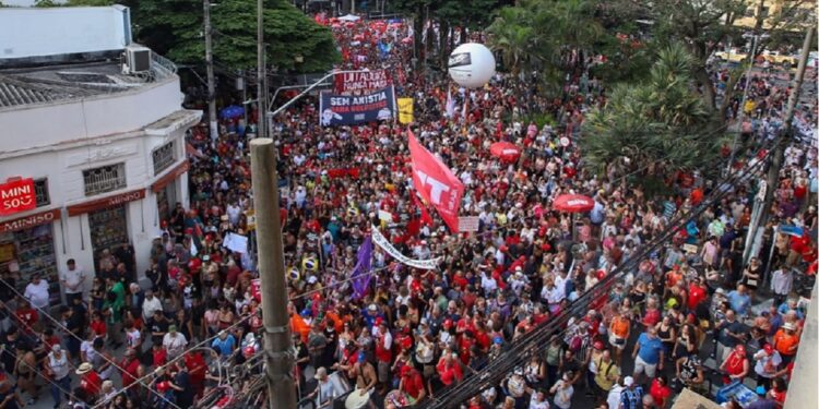 Ato na Praça Oswaldo Cruz, na Avenida Paulista - Foto: Reprodução Ato na Praça Oswaldo Cruz, na Avenida Paulista - Foto: Reprodução
