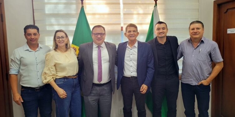 Foi a primeira reunião da nova mesa diretora do Codefoz, que acabou de ser eleita, com o prefeito - foto divulgação Foi a primeira reunião da nova mesa diretora do Codefoz, que acabou de ser eleita, com o prefeito - foto divulgação