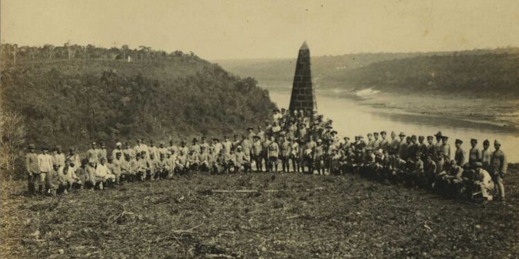 Imagem que faz parte da exposição "Entre Águas e Esquecimentos" mostra rebeldes paulistas e gaúchos na tríplice fronteira (Foto: Biblioteca Digital da Fundação Biblioteca Nacional) Imagem que faz parte da exposição "Entre Águas e Esquecimentos" mostra rebeldes paulistas e gaúchos na tríplice fronteira (Foto: Biblioteca Digital da Fundação Biblioteca Nacional)