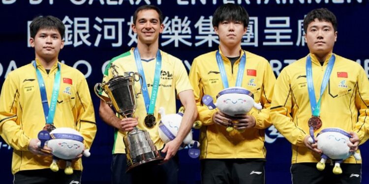 Calderano no topo do pódio ao lado de três chineses numa competição disputada na China: título superlativo e simbólico. Foto: ITTF