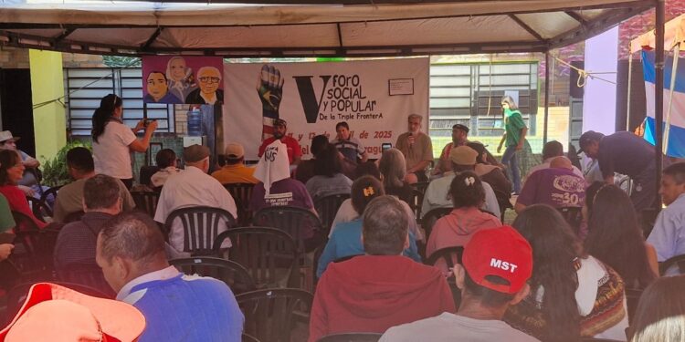 Organizações de vários países da América Latina reunidas no primeiro dia do Fórum Social e Popular da Tríplice Fronteira. Amilton Farias/Fórum Social da Tríplice Fronteira. Organizações de vários países da América Latina reunidas no primeiro dia do Fórum Social e Popular da Tríplice Fronteira. Amilton Farias/Fórum Social da Tríplice Fronteira.