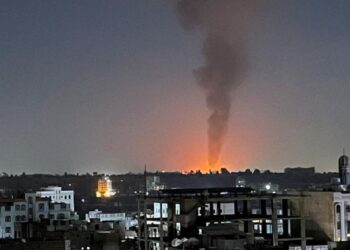 Fumaça sobe no céu após ataques aéreos liderados pelos EUA em Sanaa, Iêmen, 25 de fevereiro de 2024
Imagem: STRINGER/REUTERS