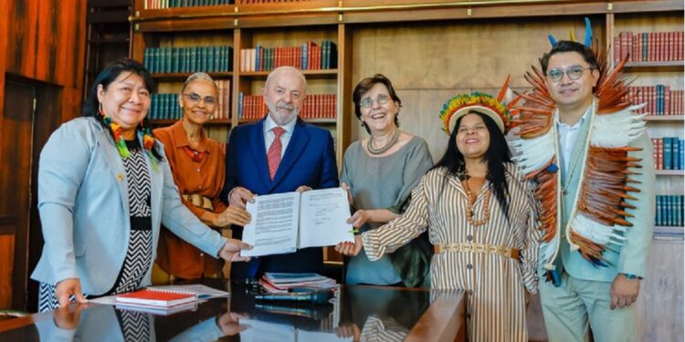 Representantes das instituições responsáveis pela chamada pública — BNDES e Ministério do Meio Ambiente e Mudança do Clima, em parceria com o Ministério dos Povos Indígenas e a Funai — apresentaram a iniciativa ao presidente Luiz Inácio Lula da Silva nesta sexta, 11 de abril - Foto: Ricardo Stuckert/Secom-PR Representantes das instituições responsáveis pela chamada pública — BNDES e Ministério do Meio Ambiente e Mudança do Clima, em parceria com o Ministério dos Povos Indígenas e a Funai — apresentaram a iniciativa ao presidente Luiz Inácio Lula da Silva nesta sexta, 11 de abril - Foto: Ricardo Stuckert/Secom-PR