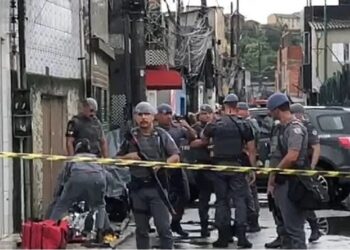 Corpo do adolescente à esquerda do cordão policial. Mais uma vítima da Operação Escudo - Foto: Divulgação