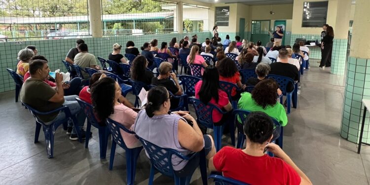 Em assembleia, a categoria decidiu realizar atos públicos para alertar a população sobre a defasagem salarial enfrentada pelos educadores. (Foto: Izabelle Ferrari) Em assembleia, a categoria decidiu realizar atos públicos para alertar a população sobre a defasagem salarial enfrentada pelos educadores. (Foto: Izabelle Ferrari)
