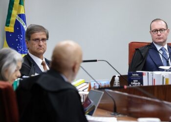 Ministro Alexandre de Moraes lê seu voto na sessão presidida pelo ministro Cristiano Zanin (Foto: Antonio Augusto - STF)