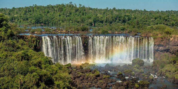 Floriano e visão frontal das Cataratas: Urbia Cataratas – Parque Nacional do Iguaçu Floriano e visão frontal das Cataratas: Urbia Cataratas – Parque Nacional do Iguaçu