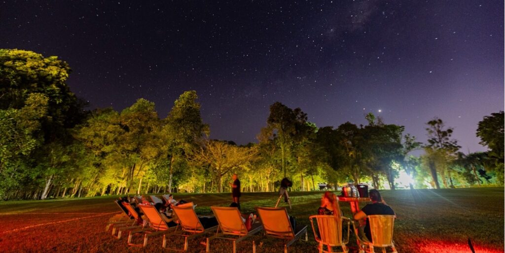Turistas fazem observação do “Céu das Cataratas”, experiência turística ligada à Astronomia nas Cataratas do Iguaçu.
Crédito: Cosmos Iguassu.