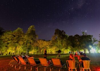 Turistas fazem observação do “Céu das Cataratas”, experiência turística ligada à Astronomia nas Cataratas do Iguaçu.
Crédito: Cosmos Iguassu.
