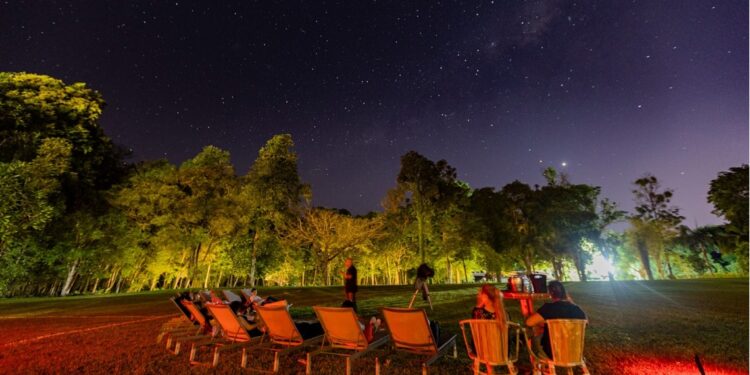 Turistas fazem observação do “Céu das Cataratas”, experiência turística ligada à Astronomia nas Cataratas do Iguaçu.
Crédito: Cosmos Iguassu. Turistas fazem observação do “Céu das Cataratas”, experiência turística ligada à Astronomia nas Cataratas do Iguaçu.
Crédito: Cosmos Iguassu.