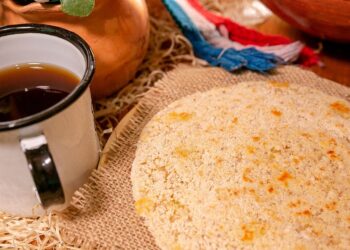 É muito comum encontrar na mesa do café da manhã o Mbeju e o cocido, uma bebida quente feita de açúcar e erva-mate.