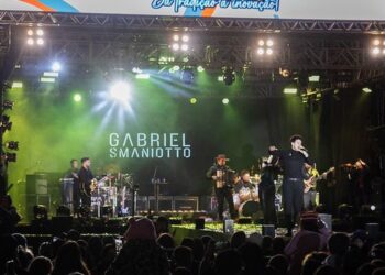 Noite maravilhosa com presença no palco do cantor Gabriel Smaniotto. Foto: Fartal.