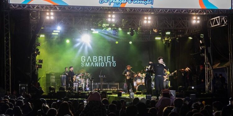Noite maravilhosa com presença no palco do cantor Gabriel Smaniotto. Foto: Fartal. Noite maravilhosa com presença no palco do cantor Gabriel Smaniotto. Foto: Fartal.