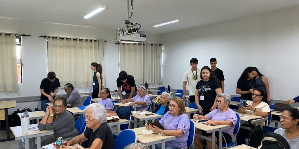 Alunos do projeto de extensão na sala de aula. Foto: Unioste.
