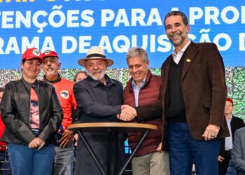 o aperto de mãos entre o presidente Luiz Inácio Lula da Silva e o diretor geral brasileiro da Itaipu Enio Verri.
