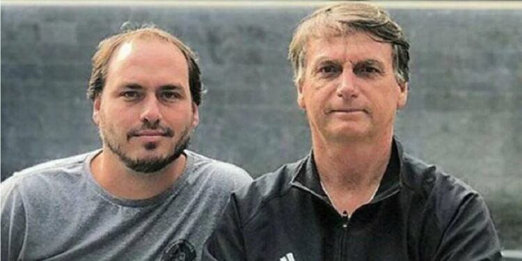 O ex-presidente e seu filho, o vereador Carlos Bolsonaro, são os principais envolvidos no caso da Abin Paralela. Foto: Reprodução/Facebook
