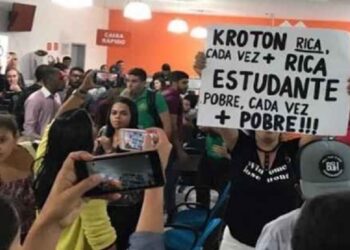 Protesto estudantil denuncia a financeirização do ensino privado na Kroton, que hoje é dirigida por fundos estadunidenses - Foto: Reprodução/UBES