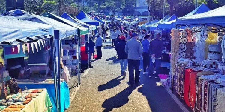 A Feira das Nações ou mais conhecida como Feirinha da JK, é a principal feira de gastronomia e artesanato de Foz do Iguaçu. - Foto: Feirinha da JK A Feira das Nações ou mais conhecida como Feirinha da JK, é a principal feira de gastronomia e artesanato de Foz do Iguaçu. - Foto: Feirinha da JK