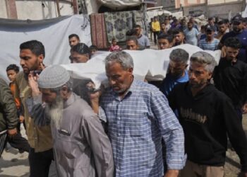 Funeral do palestino Reem Al Akras assassinado ao entrar na fila por um saco de farinha (Abdel Kareem Hana/AP)