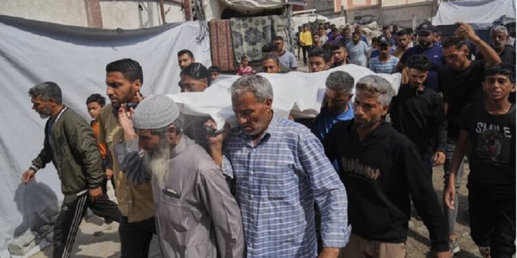 Funeral do palestino Reem Al Akras assassinado ao entrar na fila por um saco de farinha (Abdel Kareem Hana/AP) Funeral do palestino Reem Al Akras assassinado ao entrar na fila por um saco de farinha (Abdel Kareem Hana/AP)