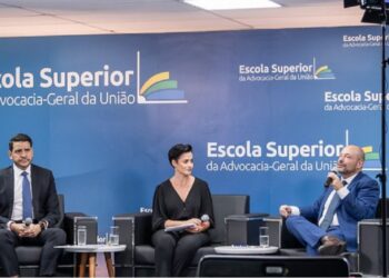 O anúncio foi feito em uma transmissão na qual o ministro Jorge Messias e o presidente do INSS, Gilberto Waller Júnior, tiraram dúvidas da população sobre o tema. — Foto: Emanuelle Sena/Ascom AGU