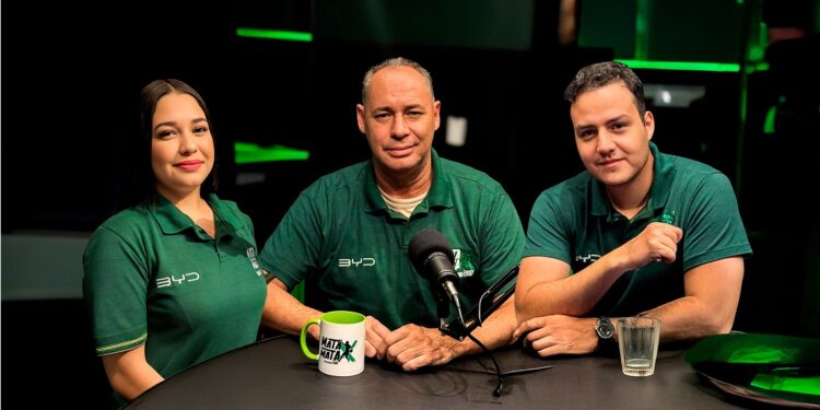 Evair, Janayna e Rafael comandam o "Mata a Mata" na Rádio Clube. — Foto: Reprodução Evair, Janayna e Rafael comandam o "Mata a Mata" na Rádio Clube. — Foto: Reprodução