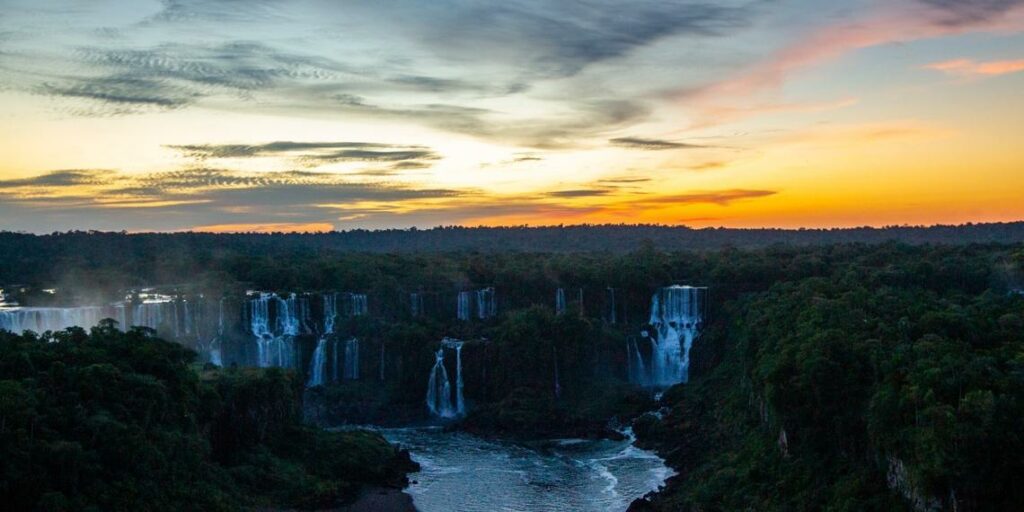 O por do sol das Cataratas do Iguaçu. Foto: Bruno Bimbato.