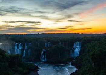 O por do sol das Cataratas do Iguaçu. Foto: Bruno Bimbato.