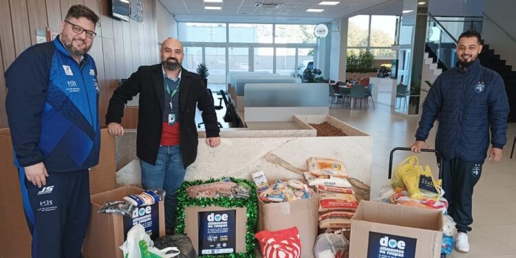 Reunindo os donativos, Marlus Sokolowski, treinador do Foz, Wilson Serrano, do Sicoob, e Jeferson Biron, da diretoria do time – foto divulgação Reunindo os donativos, Marlus Sokolowski, treinador do Foz, Wilson Serrano, do Sicoob, e Jeferson Biron, da diretoria do time – foto divulgação
