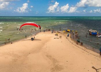 Praia dos Carneiros, Tamandaré (PE). Brasil registrou segundo melhor mês de maio da história e o melhor acumulado dos primeiros cinco meses em divisas geradas pelo turismo - Foto: Embratur-Sebrae/Divulgação