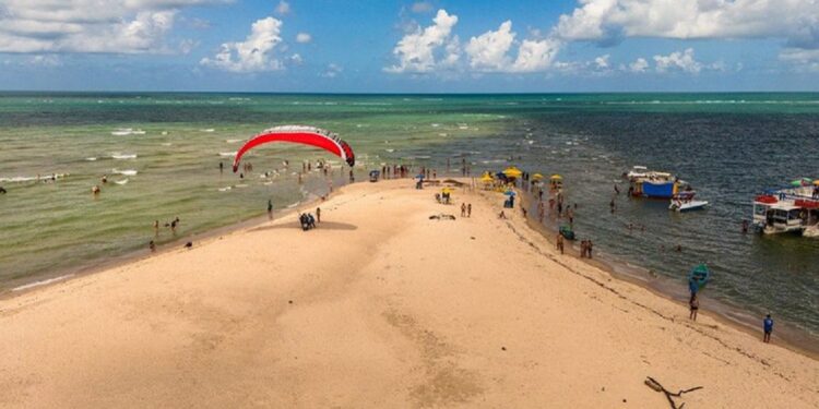 Praia dos Carneiros, Tamandaré (PE). Brasil registrou segundo melhor mês de maio da história e o melhor acumulado dos primeiros cinco meses em divisas geradas pelo turismo - Foto: Embratur-Sebrae/Divulgação Praia dos Carneiros, Tamandaré (PE). Brasil registrou segundo melhor mês de maio da história e o melhor acumulado dos primeiros cinco meses em divisas geradas pelo turismo - Foto: Embratur-Sebrae/Divulgação