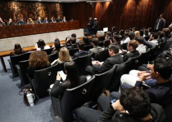 Proposta legislativa oferece benefícios tributários a proprietários de veículos ecológicos."
Créditos: Orlando Kissner/Alep